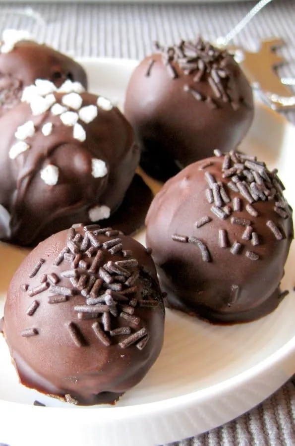 Oreo Kugeln, leckere Bällchen aus zerbröselten Oreo Keksen und Frischkäse, schokoliert