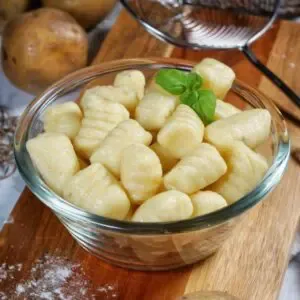 Original italienische Gnocchi, fertig zubereitet und angerichtet mit Sauce