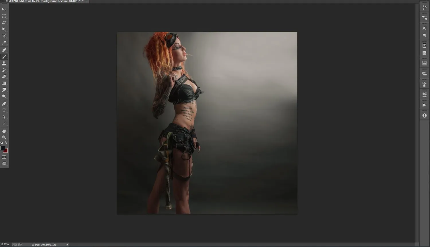 Originalbild der Modellaufnahme in Photoshop vor grauem Hintergrund