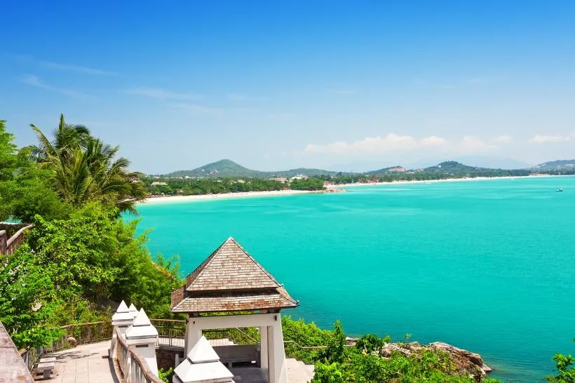 Palmenstrand auf Koh Samui mit weißem Sand und Palmen