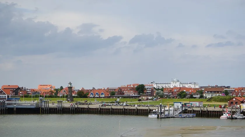 Panoramablick auf den malerischen Hafen der Insel Juist