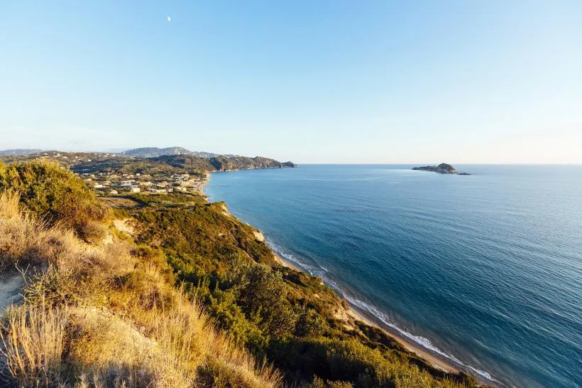 Panoramablick auf die Küste und das Meer von Korfu unter blauem Himmel.
