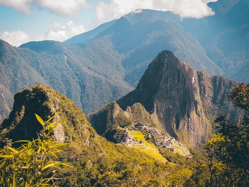 Panoramablick auf die legendäre Inkastadt Machu Picchu in Peru