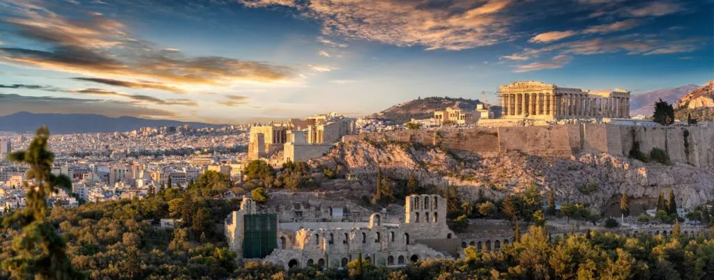 Panoramablick auf die Stadt Athen mit der Akropolis bei Sonnenuntergang