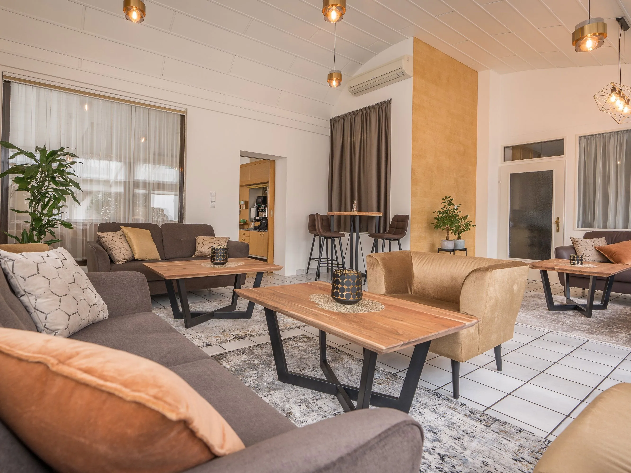 Panoramablick auf die Stadt Graz bei Nacht, mit festlicher Beleuchtung