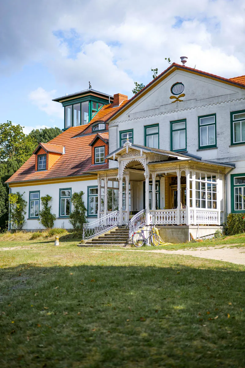 Panoramablick aus dem Turmzimmer auf die weite Landschaft mit See