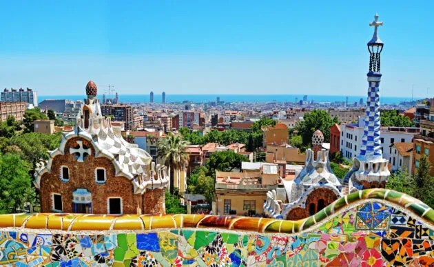 Panoramablick vom Park Güell auf die bunte Skyline von Barcelona, Spanien.