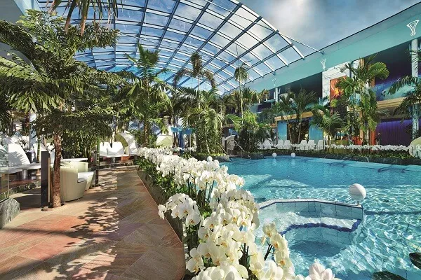 Panoramainside des Badeparadies Schwarzwald mit offenem Dach