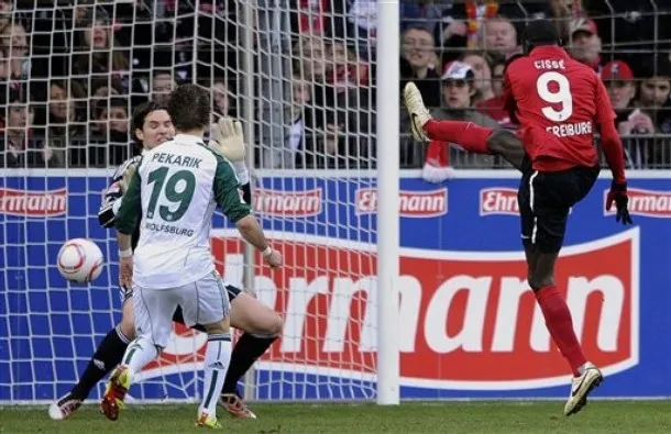 Papiss Cissé (Nummer 9) vom SC Freiburg in Aktion auf dem Spielfeld