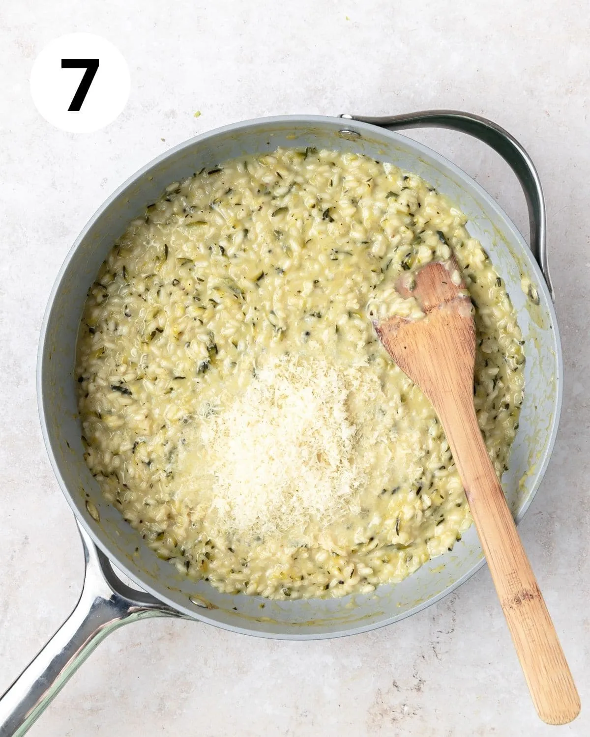 Parmesan zum Risotto hinzufügen