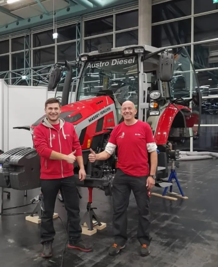 Pascal Hofstetter und sein Coach Martin Schär feiern den Erfolg bei den WorldSkills 2022.