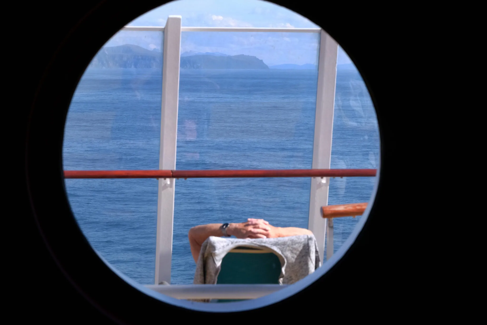 Passagiere entspannen sich an Deck eines AIDA Kreuzfahrtschiffes