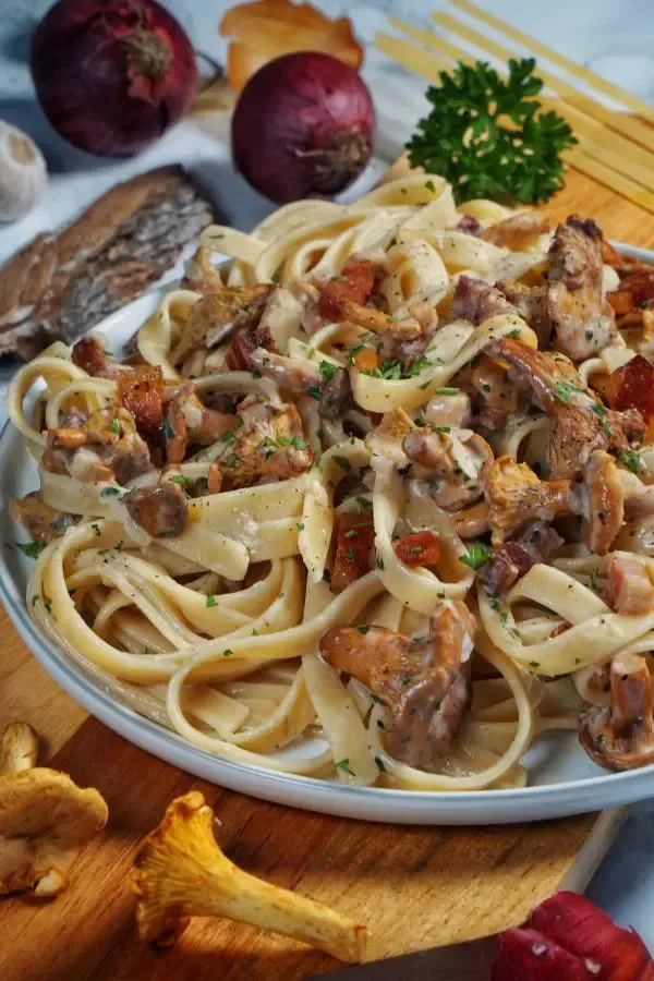 Pasta mit cremiger Pfifferlingssoße, garniert mit Petersilie