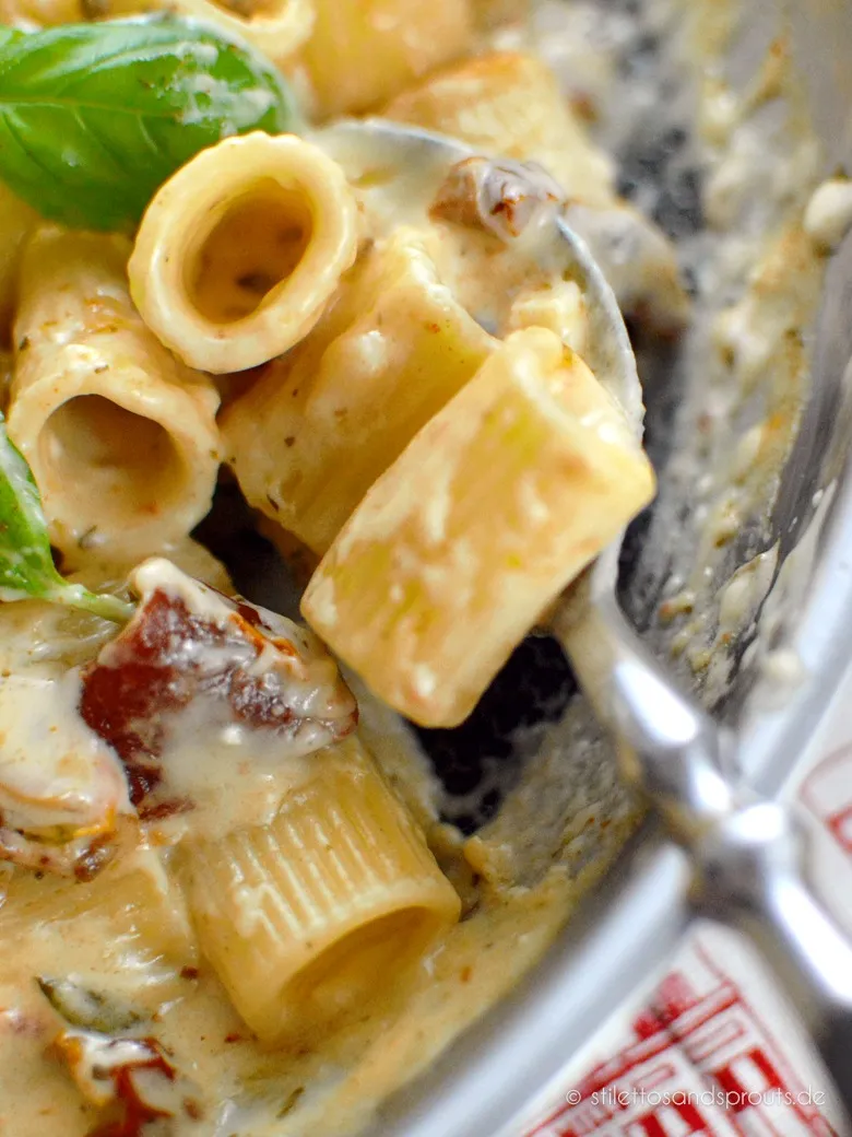 Pasta mit cremiger Sauce, getrockneten Tomaten, frischem Basilikum und Parmesankäse