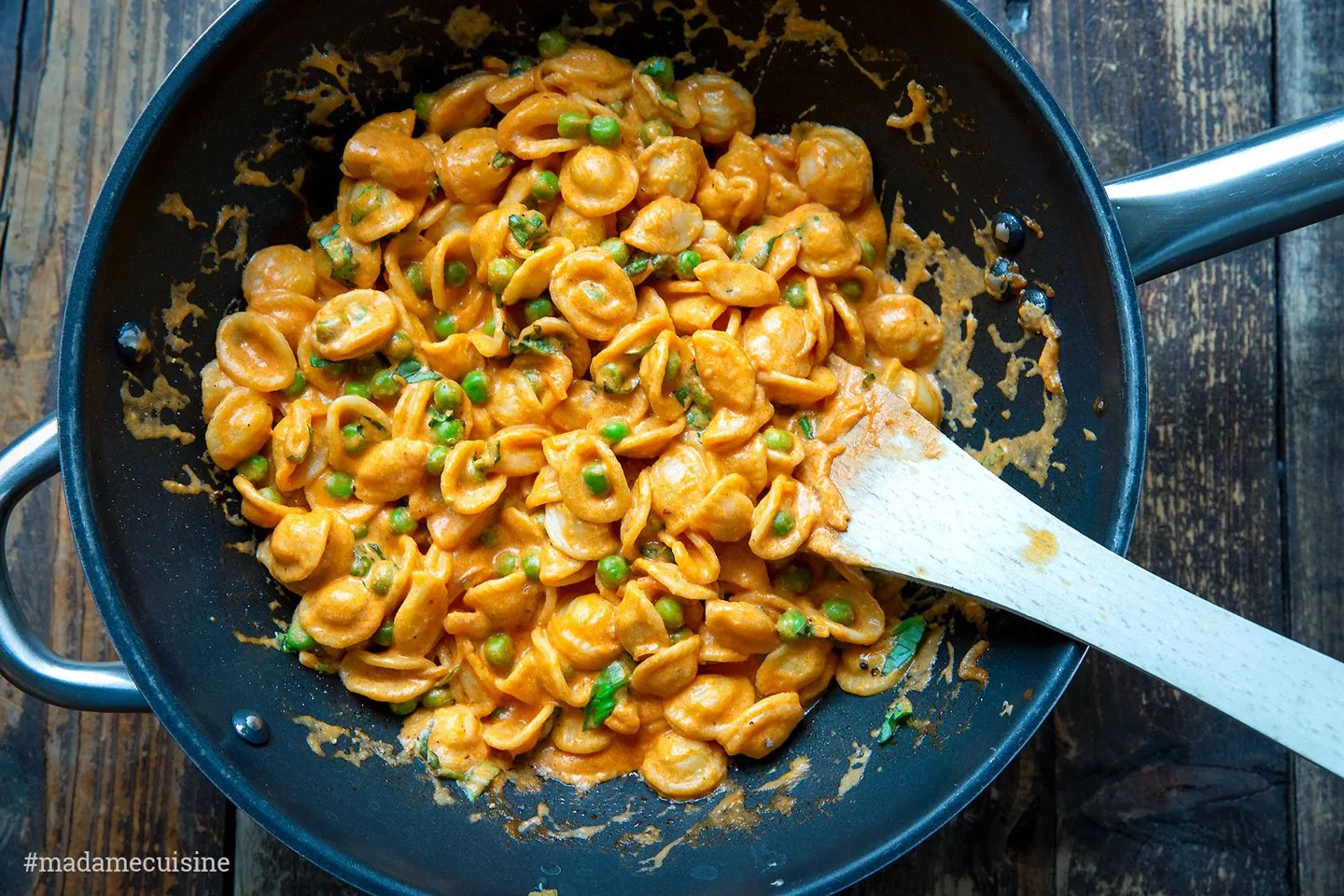 Pasta mit Erbsen und Tomatensugo appetitlich serviert