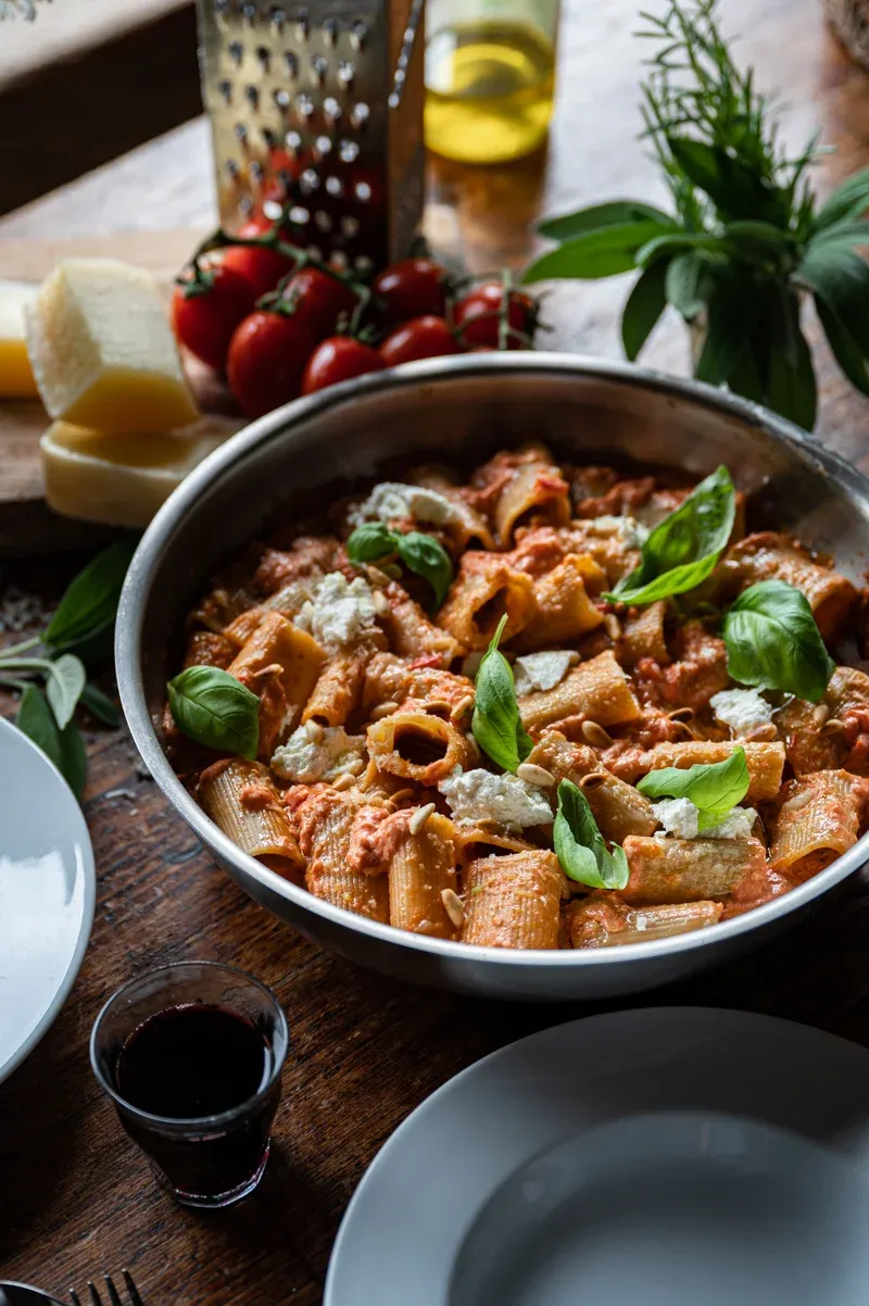 Pasta mit Ofentomaten, Ricotta und frischen Kräutern in einer Schüssel