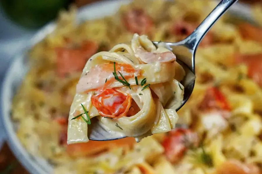 Pasta mit Räucherlachs und mit Frischkäse