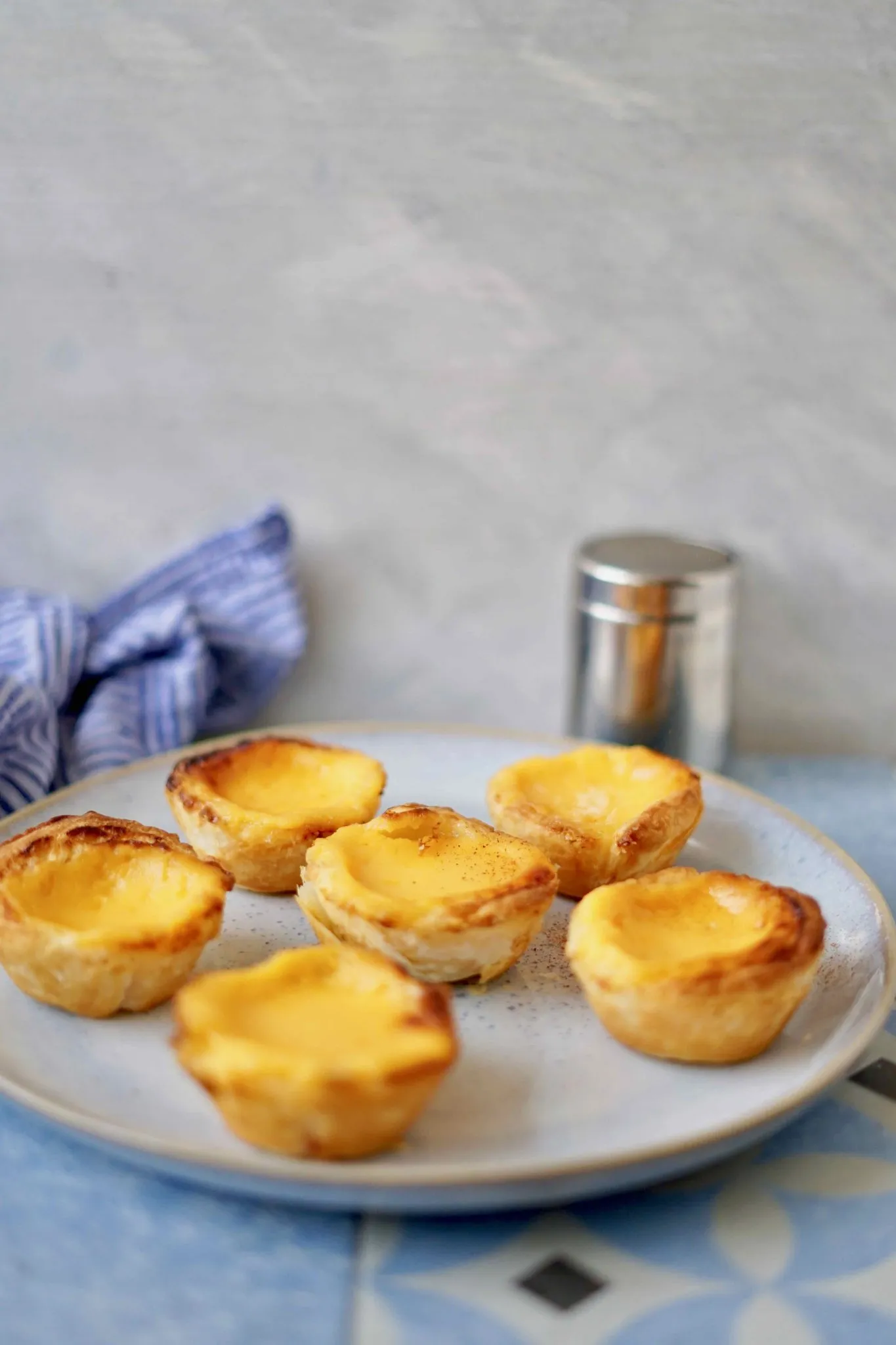 Pastéis de Nata mit einem Glas Galão