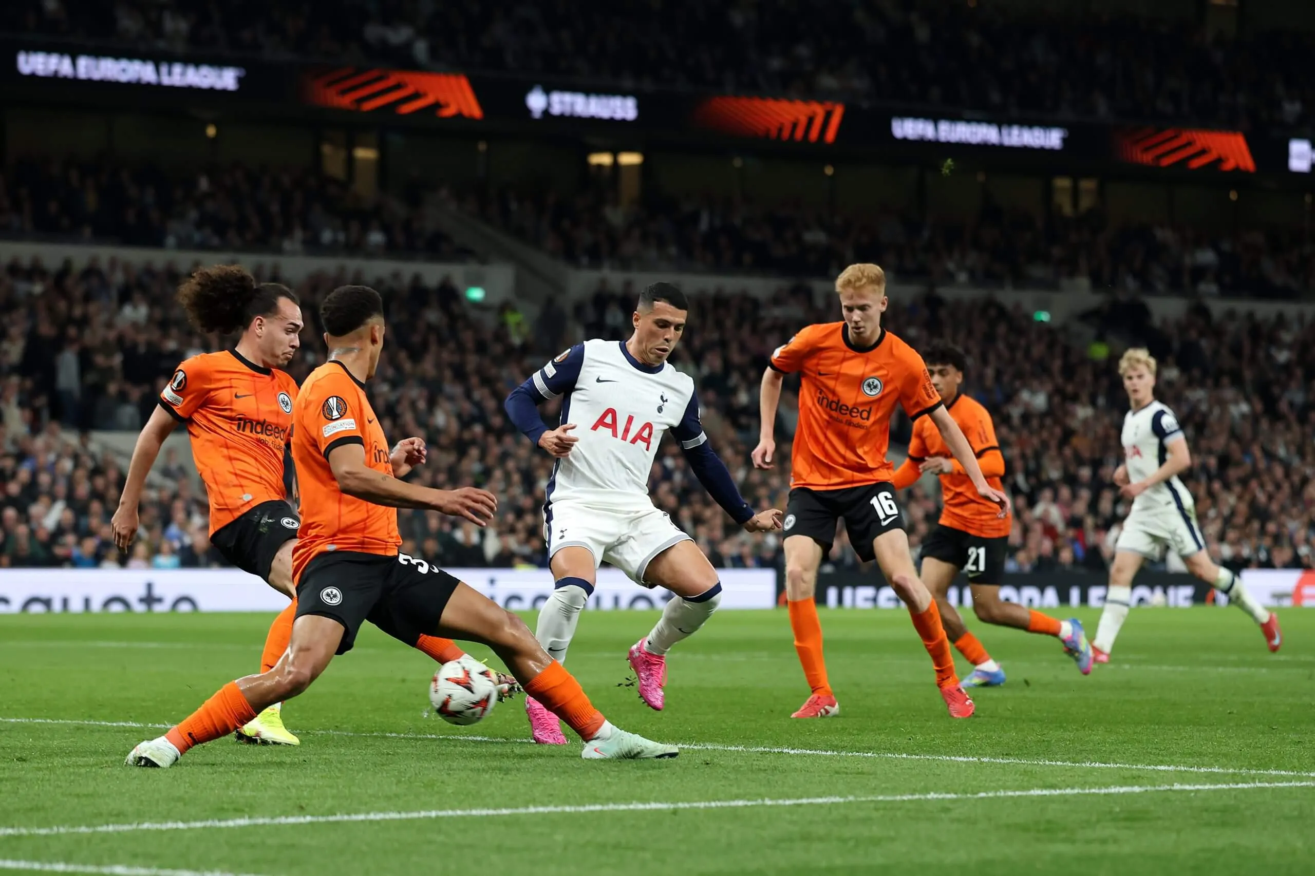 Pedro Porro erzielt den Ausgleichstreffer für Tottenham.