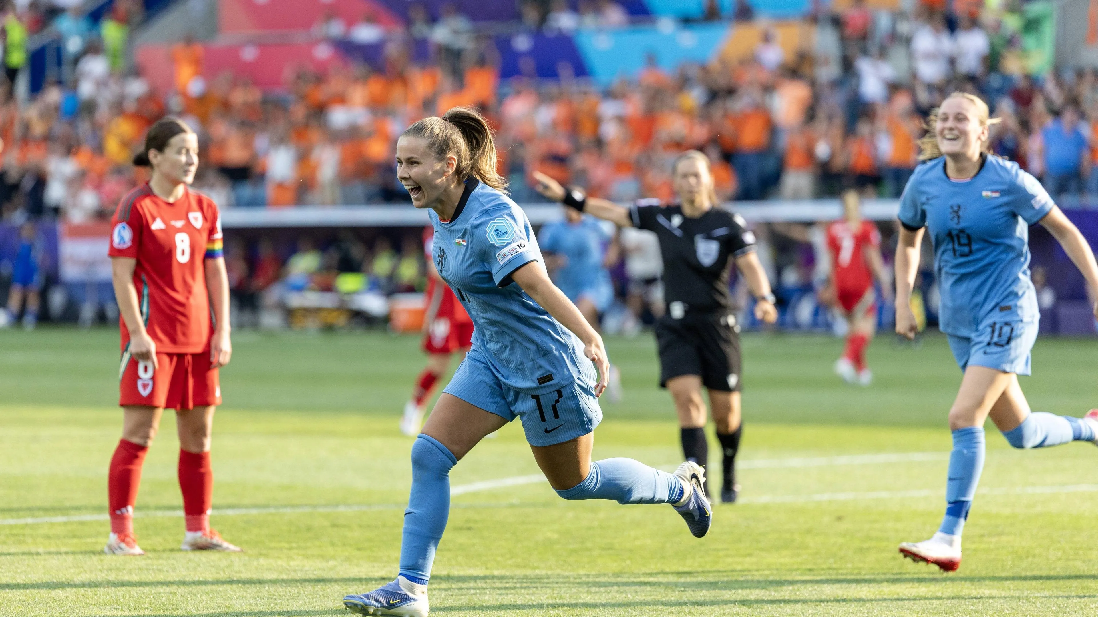 Pelova und Kaptein feiern den 0-2 Sieg gegen Wales.