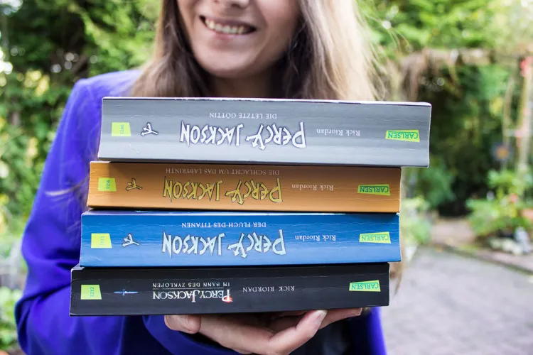 Percy und Annabeth in einer nachdenklichen Pose, die ihre wachsende Beziehung symbolisiert.