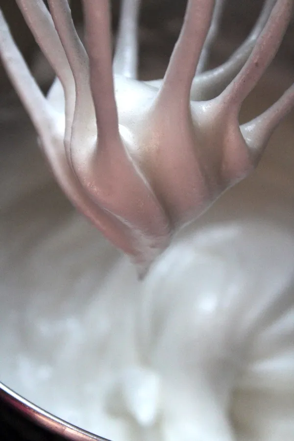 Perfekt aufgeschlagenes Eiweiß für Haselnussmakronen