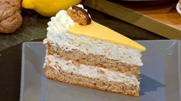 Perfekt gebackener Walnuss-Sahne-Torte in seiner vollen Pracht, bereit zum Servieren