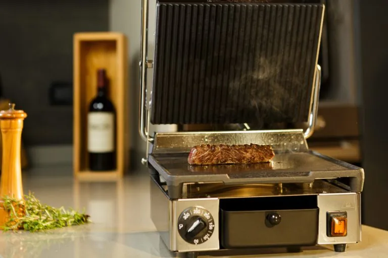 Perfekt gegrilltes Rinderfilet mit karamellisierten Zwiebeln