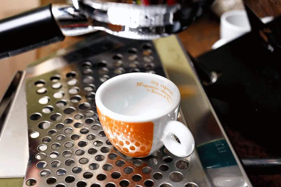 Perfekte Espresso-Extraktion in einer dicken, vorgewärmten Tasse zur optimalen Crema-Entwicklung