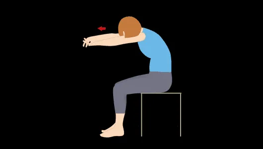 Person streckt die Arme vor dem Körper aus und hakt die Finger ineinander, während der obere Rücken nach hinten gezogen wird