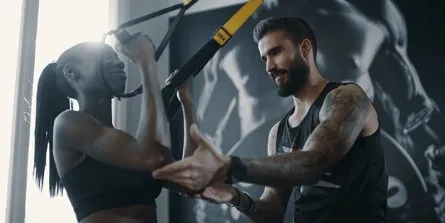 Personal Trainer spricht mit einer Kundin in einem Fitnessstudio