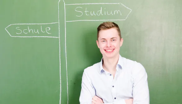 Personen sitzen am Tisch und diskutieren über verschiedene Bildungs- und Karrieremöglichkeiten.