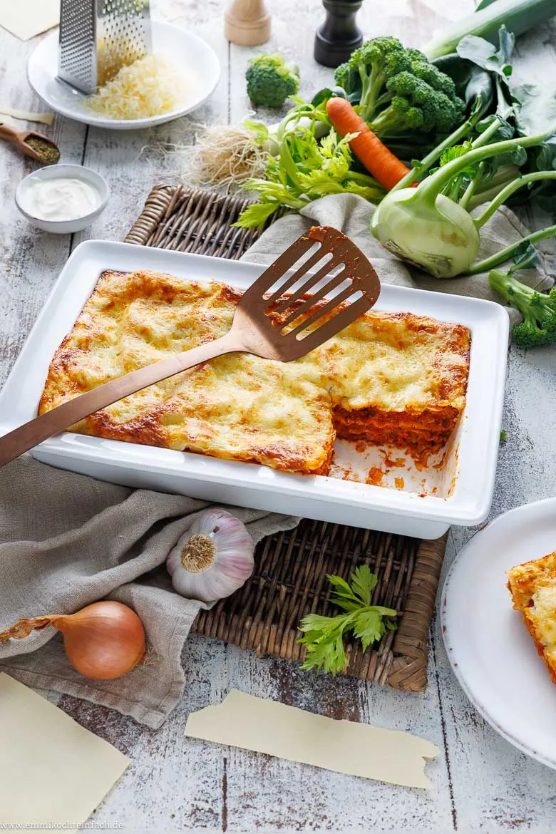Pfanne mit frischen Zutaten für die Gemüselasagne