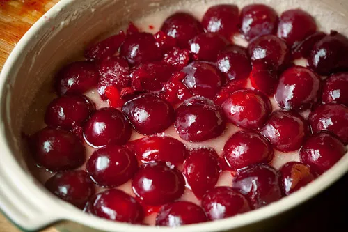Pflaumenscheiben in Zucker arrangiert