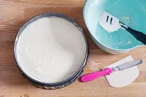 Philadelphia Torte Frischkäsecreme verteilen