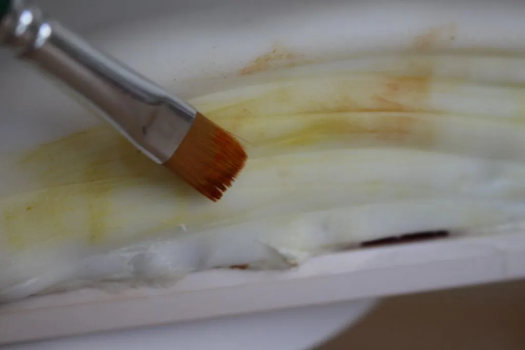 Pinselabstrich mit Puder-Lebensmittelfarbe auf Fondant, um einen antiken Effekt zu erzielen