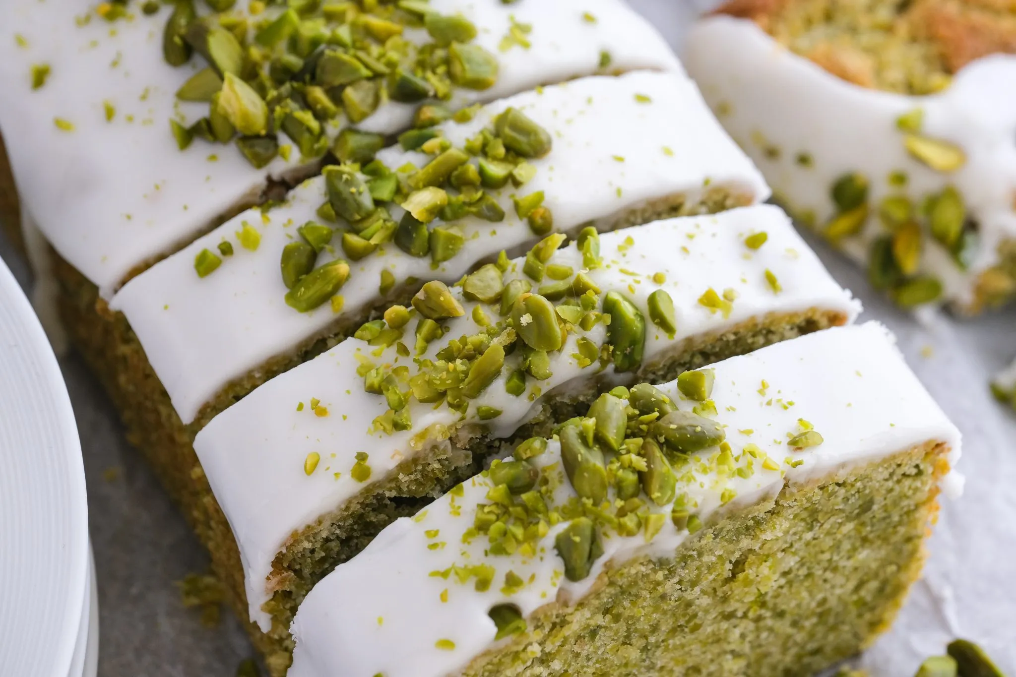 Pistazienkuchen mit Zitronenguss, reich verziert