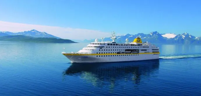 Plantours MS Hamburg Schiff vor Küste