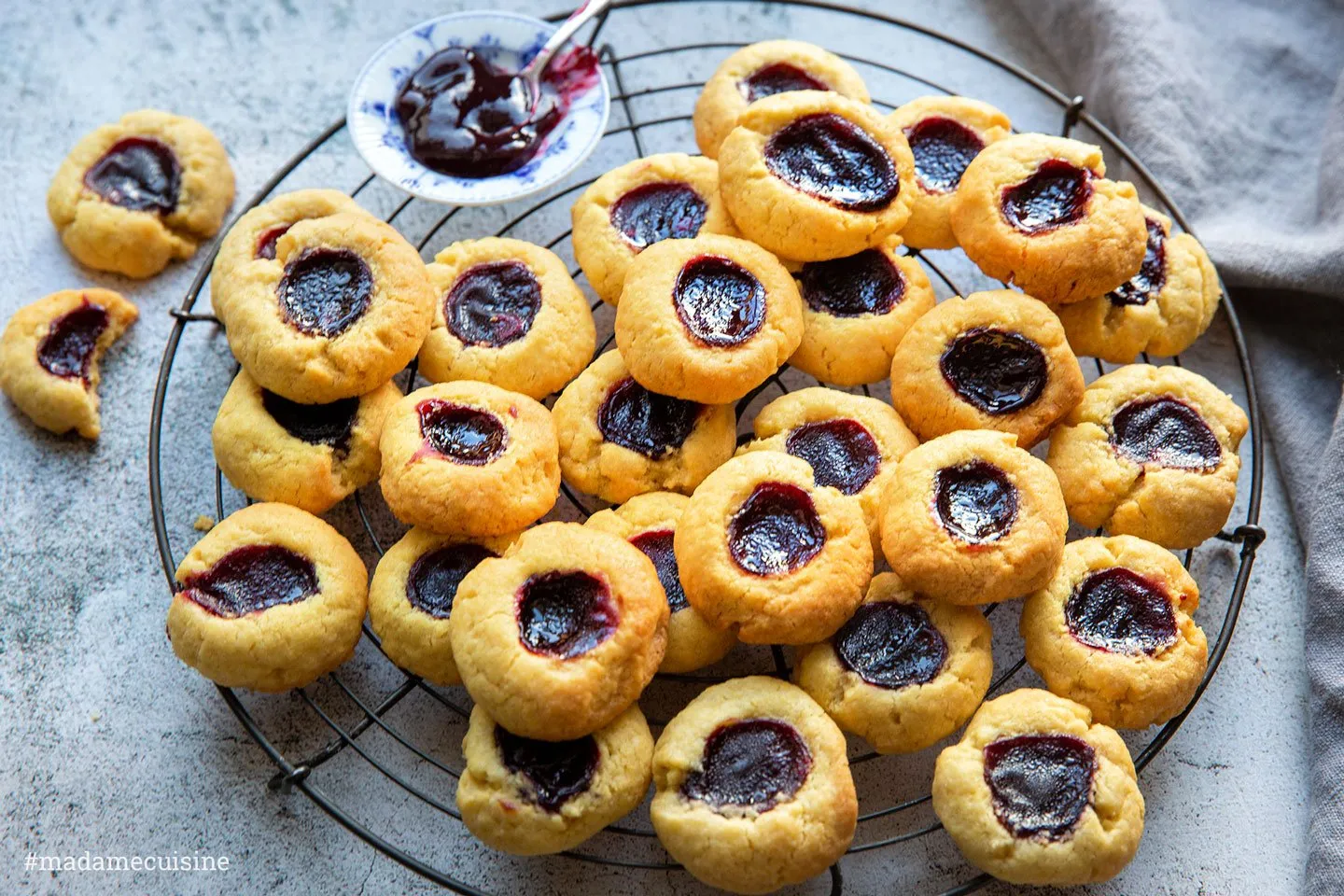 Plätzchen mit Marmelade auf einem Teller, perfekt zum Kaffee