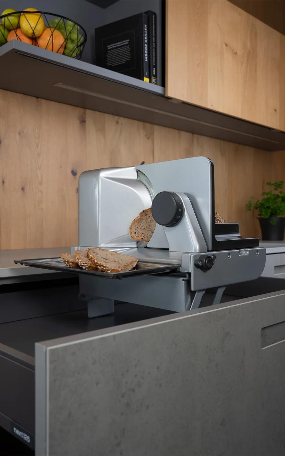 Platzsparender Einbau-Allesschneider elegant in die Küchenschublade integriert