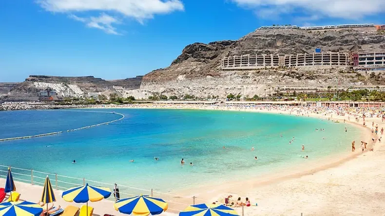 Playa de Amadores Strand auf Gran Canaria mit türkisfarbenem Wasser