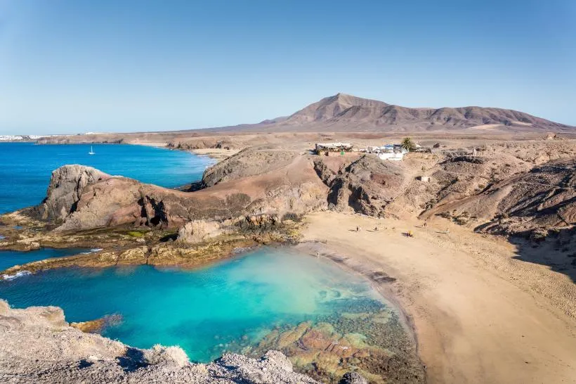 Playa del Papagayo auf Lanzarote mit goldenem Sand und klarem Meerwasser