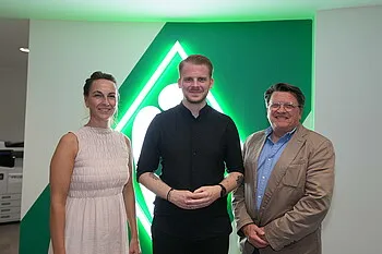 Politiker und Sportfunktionäre in einem Besprechungsraum im Weserstadion