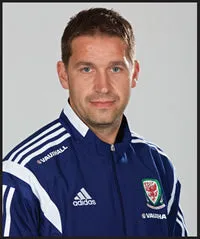 Portrait von Dr. Adam Owen, einem führenden Sportwissenschaftler und Fußballtrainer