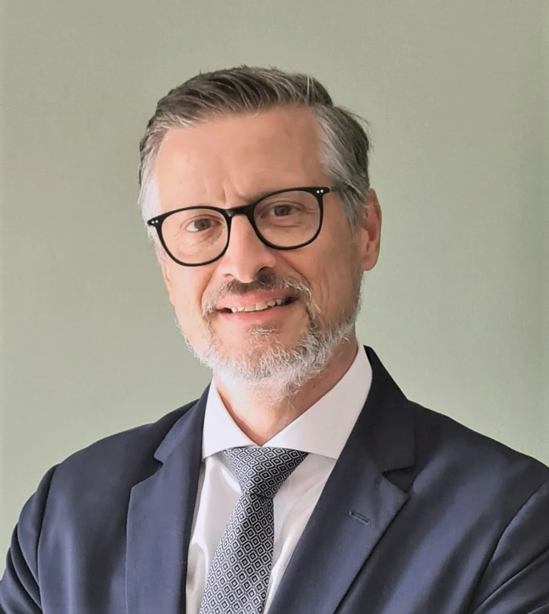 Porträt von Lars Krug, der die Bereiche Technologie und Unternehmenslogistik leitet