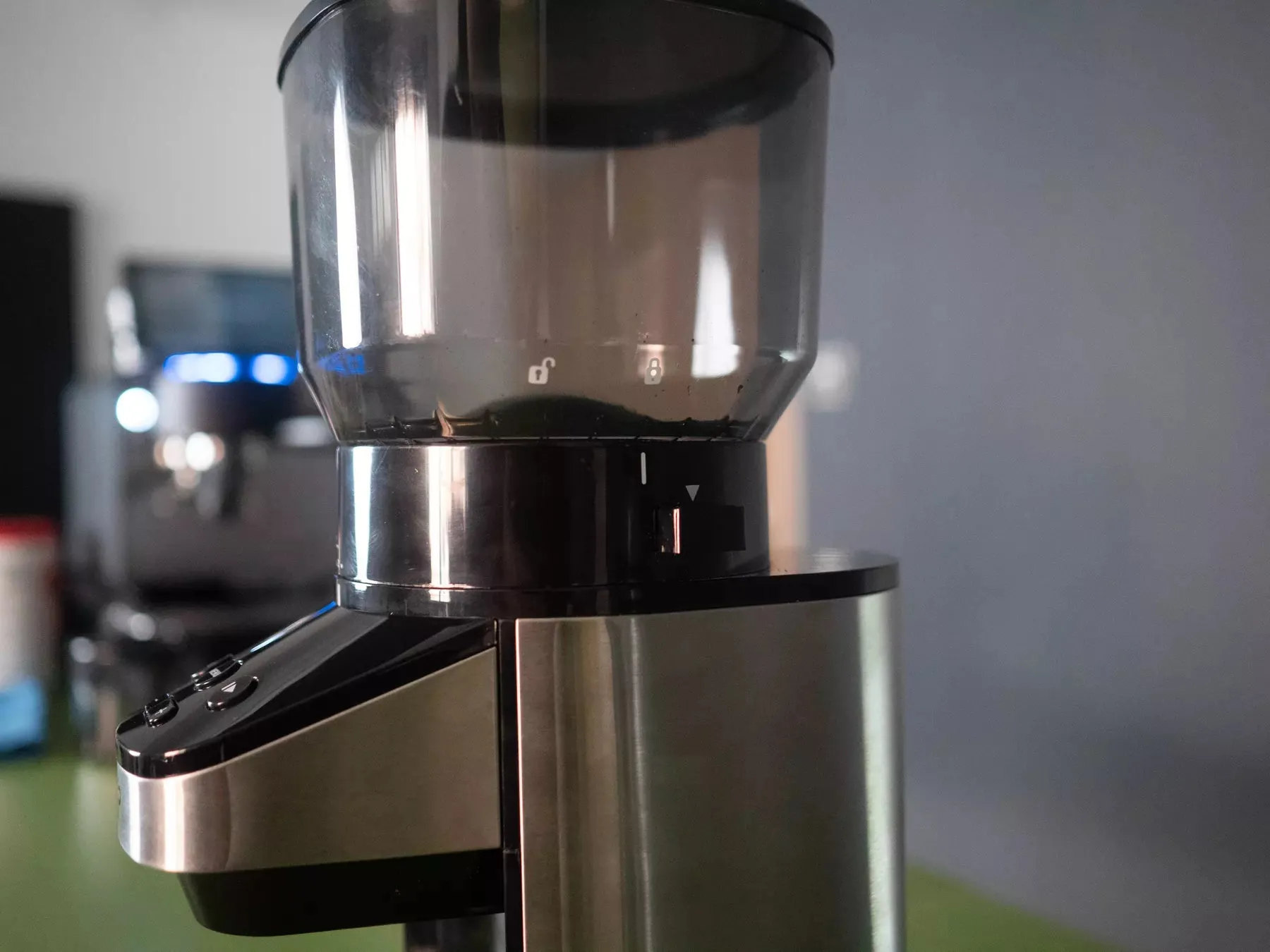 Praktischer Bohnenbehälter einer Kaffeemühle, der sich einfach abnehmen lässt.