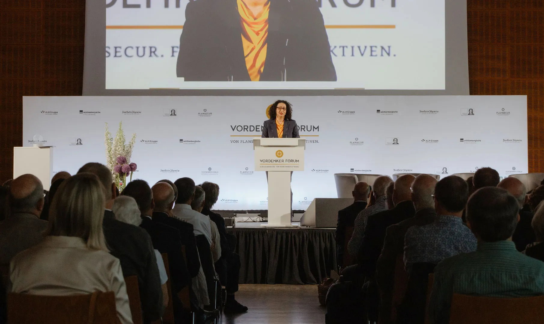 Prof. Dr.-Ing. Lamia Messari-Becker redet bei der Vordenker Veranstaltung