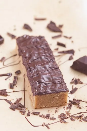 Proteinriegelmasse in einer Backform wird glattgestrichen