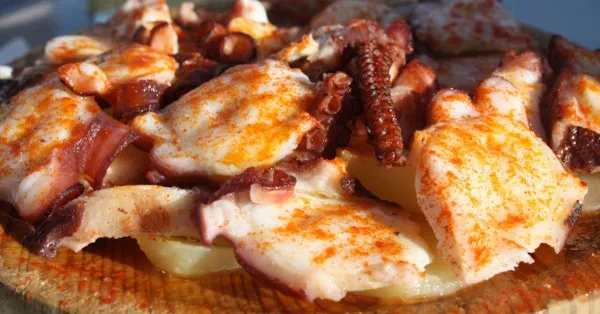 Pulpo a Feira, galicischer Oktopus, gewürzt mit Paprika und Olivenöl
