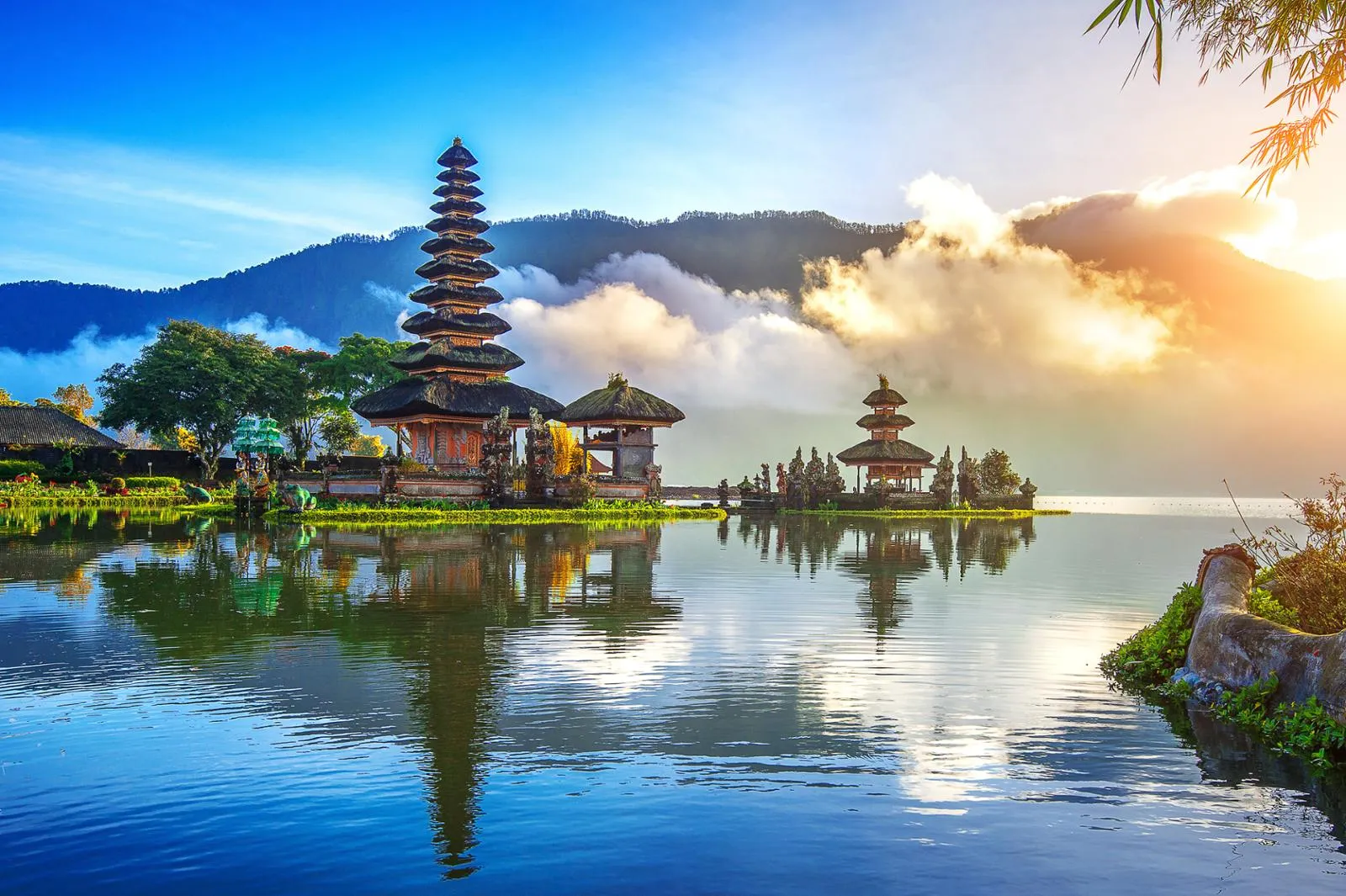 Pura Ulun Danu Tempel am Bratansee in Bali, umgeben von tropischer Vegetation